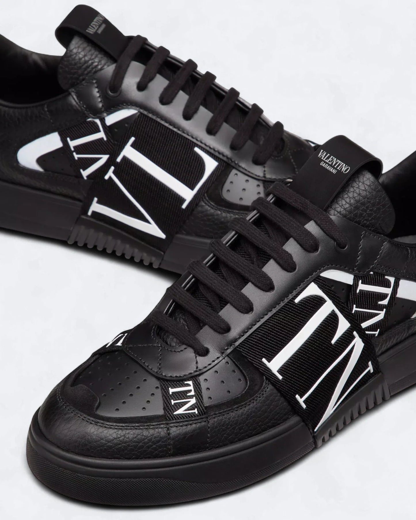 Valentino - Low-Top Calfskin Vl7N Sneakers - Black